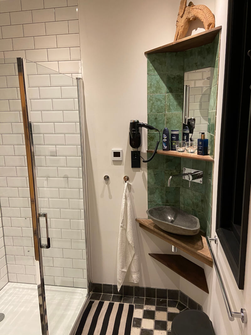 Your private bathroom in Houseboat room Diem